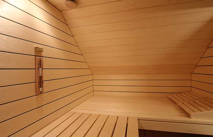 Sauna mit Dachschräge - Ging Saunabau AG